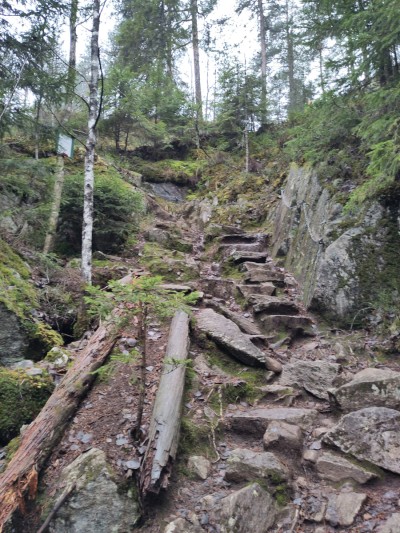 Den omtrent 100 år gamle steintrappen ved Østmarkkapellet